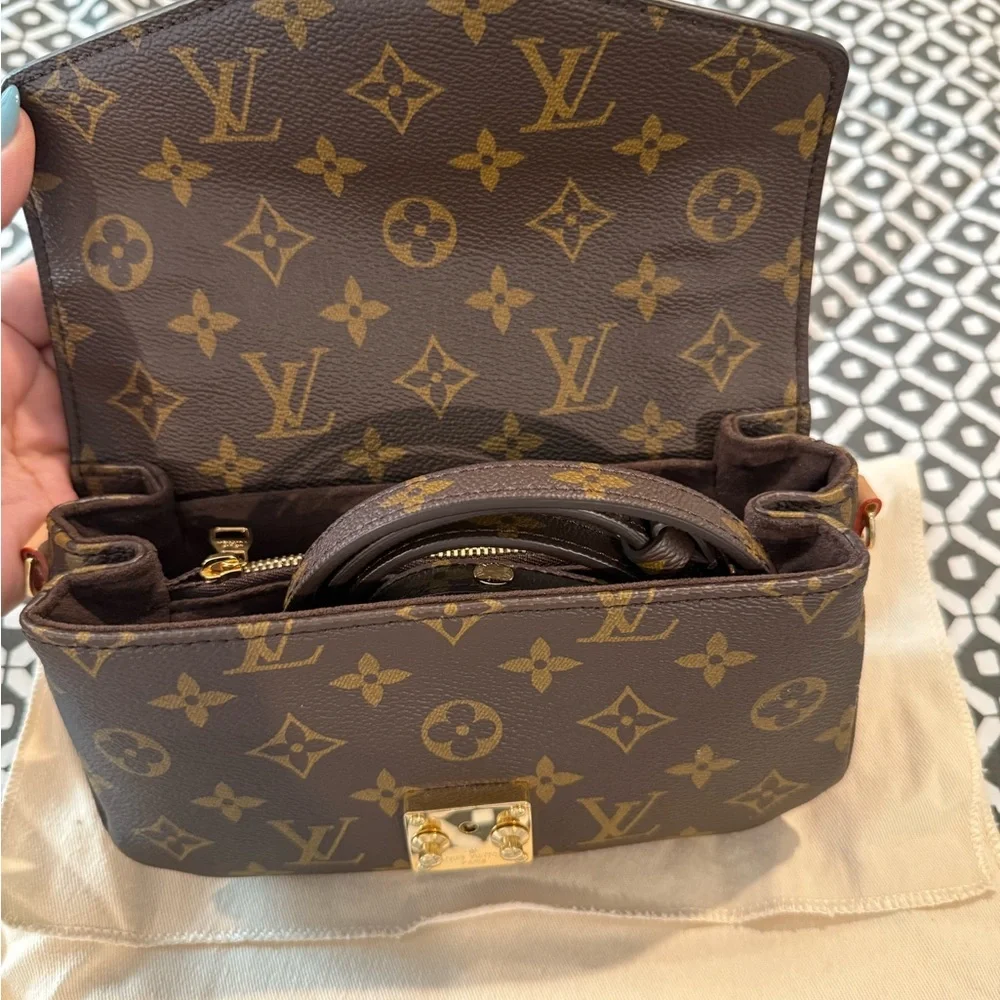 Louis Vuitton Pochette Métis East West in Monogram - Picture 8 of 13